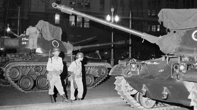 Tropas equipadas com tanques protegem o Ministério da Guerra, no Rio de Janeiro, enquanto começavam os rumores contra o presidente João Goulart