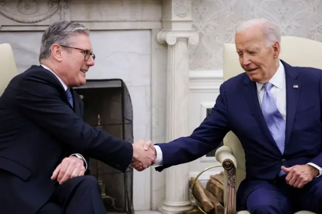 Tổng thống Hoa Kỳ Joe Biden và tân Thủ tướng Anh Keir Starmer trong cuộc gặp song phương tại Phòng Bầu dục của Nhà Trắng ở Washington, DC, Hoa Kỳ, 10/7/2024