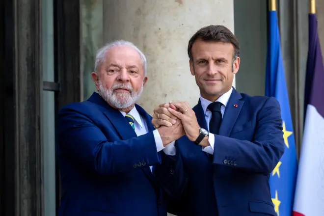 Lula e Macron em encontro no Palácio do Eliseu, em Paris 