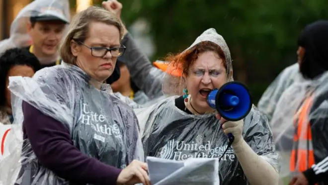 Ativistas protestando contra a UnitedHealthCare