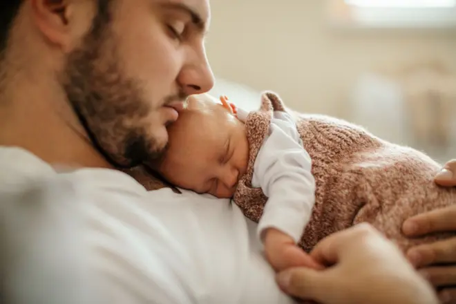 homem com bebê pequeno