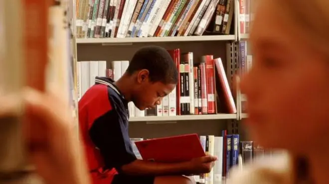 Criança em biblioteca, em foto de arquivo