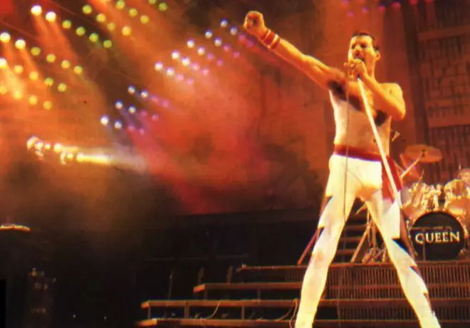 Freddie Mercury em apresentação do Queen durante a primeira edição do Rock in Rio, em 1985