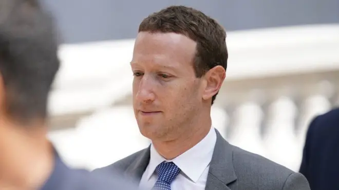 Mark Zuckerberg, um homem branco de terno 