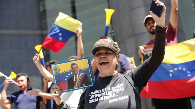 Opositores protestando em Caracas.