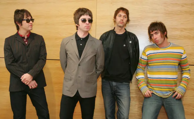 Membros da banda de rock britânica Oasis, o guitarrista Gem Archer, o guitarrista Noel Gallagher, o baixista Andy Bell e o vocalista Liam Gallagher posam durante uma entrevista coletiva em Hong Kong, 25 de fevereiro de 2006