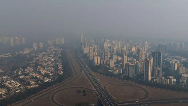 Imagem de drone mostra Ribeirão Preto coberta por fumaça proveniente de incêndios