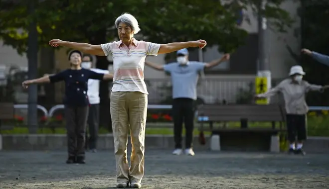 Idosos fazendo ginástica em praça