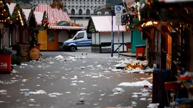 Uma passarela de pedestres do mercado de Natal onde ocorreu o crime está cheia de lixo e outros detritos