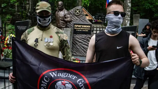 Des supporters de Wagner près de la tombe de leur ancien patron, Yevgeny Prigozhin, à Saint-Pétersbourg, le 1er juin 2024.