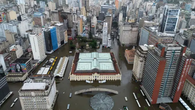 Vista aérea de Porto Alegre tomada por inundações