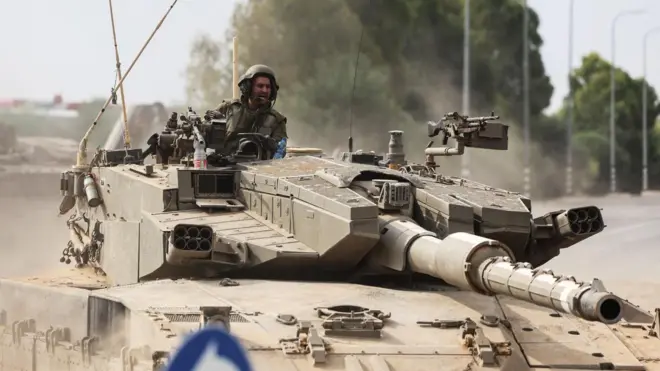 Soldados israelenses dirigem um tanque na fronteira de Israel com Gaza, no sul do país