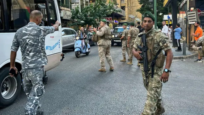 Soldados libaneses nas ruas de Beirute 