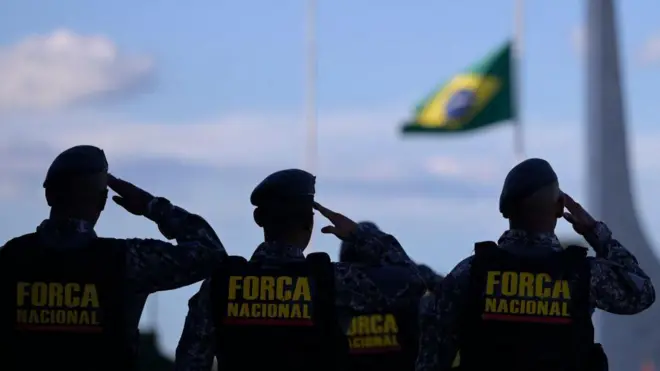 Integrantes da Força Nacional fazem a segurança da Praça dos Três Poderes após manifestação de apoiadores do ex-presidente Jair Bolsonaro em Brasília, em 17 de janeiro de 2023