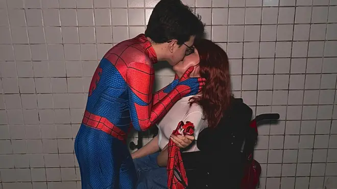 Victor, vestido de Homem-Aranha, beijando Marina