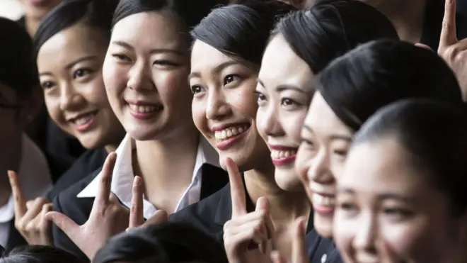 Grupo de mulheres japonesas sorrindo.