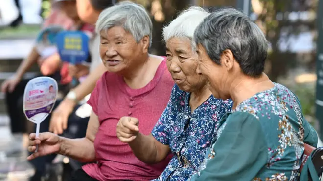 Idosos relaxam em um parque na Lindai Road, no distrito de Yingzhou, na cidade de Fuyang, província de Anhui, no leste da China