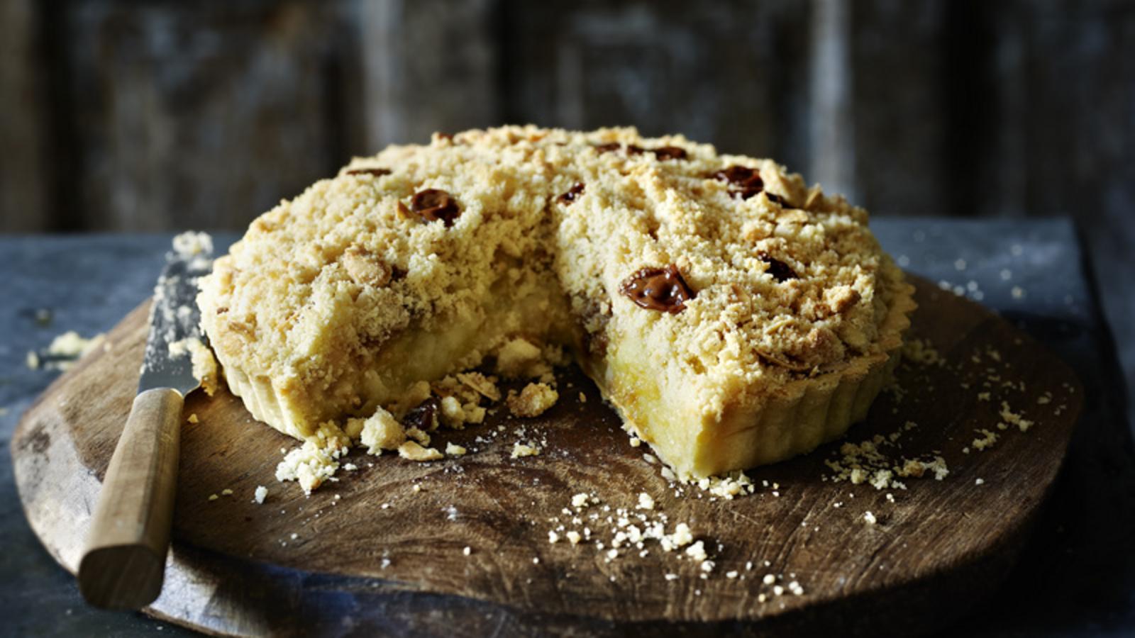 Apple and toffee crumble pie 