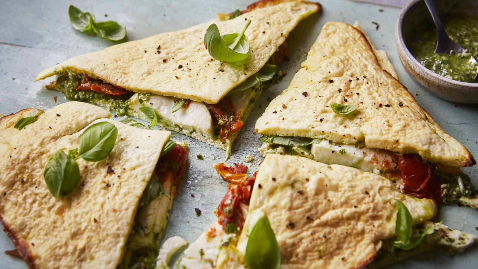 Ricotta wraps with mozzarella, pesto and sun-dried tomatoes 