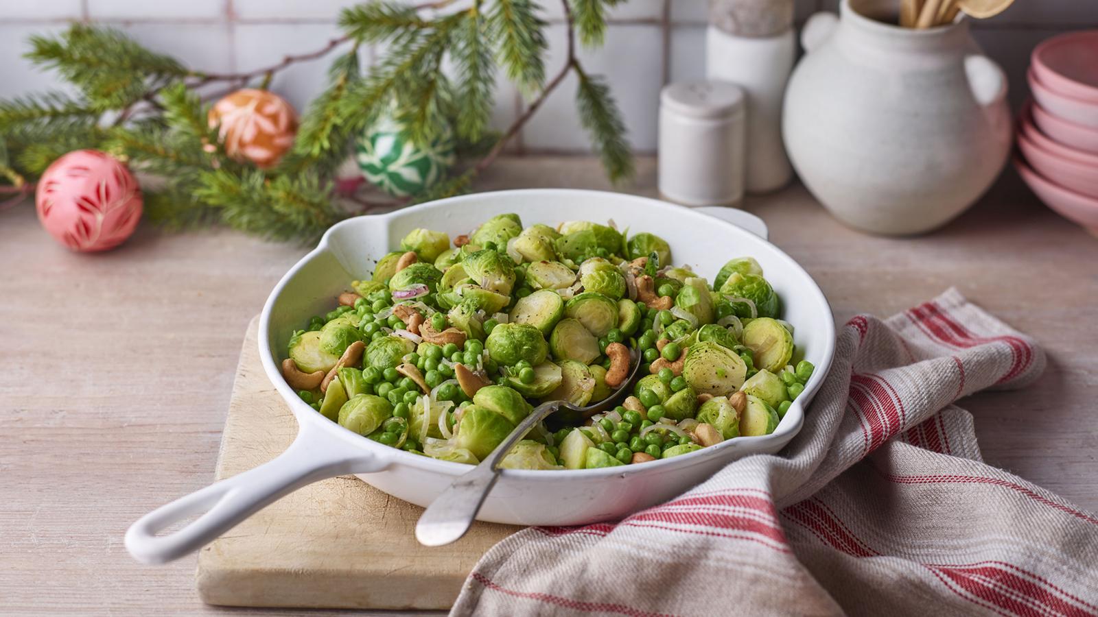 Sprouts with peas and cashew nuts