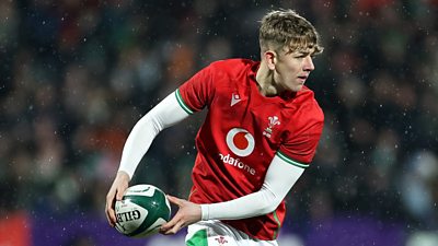 Harri Ford in action for Wales U20s against Ireland in the U20s 6 Nations