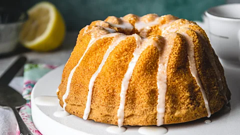 Bundt cake with lemon glaze