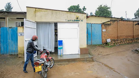 Dan Nsengiyumva The first motorcycles arrive outside Kuruhimbi shortly after 06:00. By 09:00, it's almost always full (Credit: Dan Nsengiyumva)