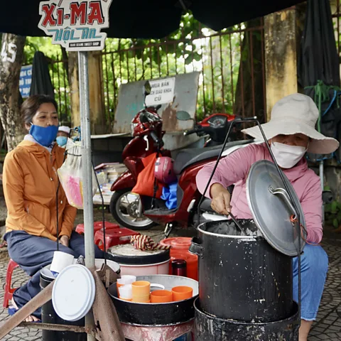 Patrick Sgro Thiểu's famiy continue his work, using the same recipe and selling xi ma each day at their street stall (Credit: Patrick Sgro)