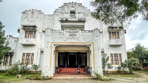 Soumya Gayatri Although some of the mansions are lived in, others lie abandoned and in a state of disrepair (Credit: Soumya Gayatri)