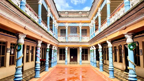 Soumya Gayatri The courtyard in the 100-year-old Chettinadu Mansion features blue cast-iron pillars from England (Credit: Soumya Gayatri)