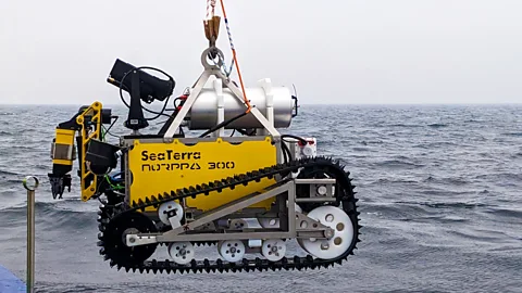 SeaTerra Crawler to retrieve small munition (Credit: SeaTerra)