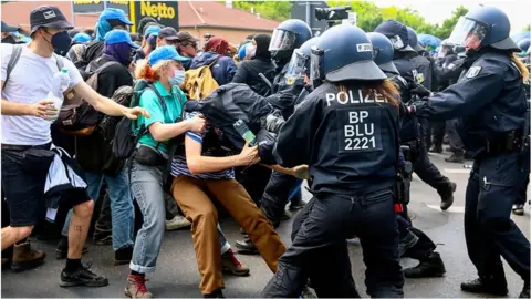 protesters and police clashing