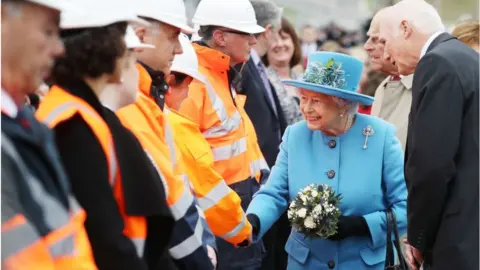 Getty Images The Queen meets construction workers during the official opening ceremony for the Queensferry Crossing in 2017