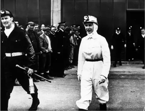 Getty Images The Queen prepares to visit the coal face at Rothes Colliery in Kirkcaldy in July 1953