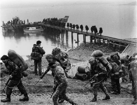 Getty Images British troops arriving in the Falklands Islands during the Falklands War