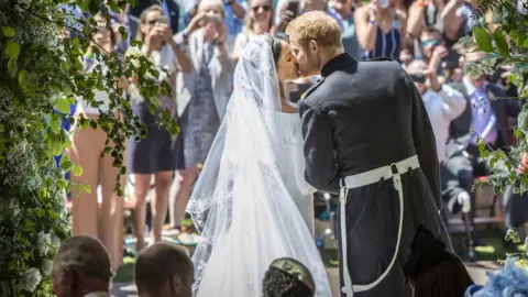 Getty Images Prince harry and Meghan Markle kiss of the steps of St George's Chapel