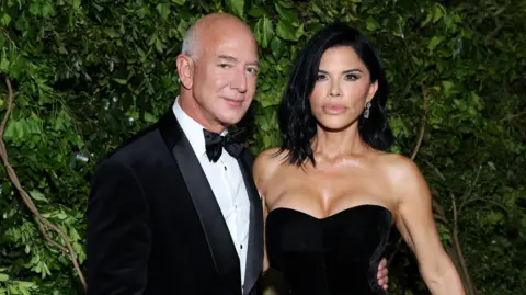  Jeff Bezos and Lauren Sánchez pose for photo at the 2024 Met Gala.
