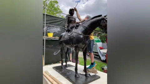 Image of bronze statue of Queen Elizabeth II