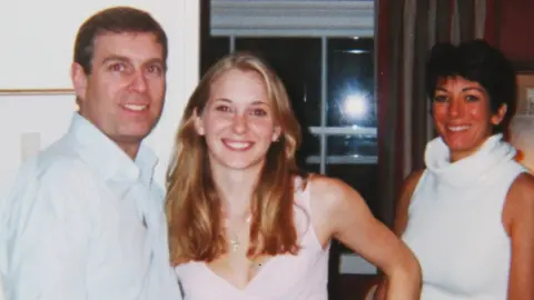 Virginia Roberts Prince Andrew, Virginia Roberts and Ghislaine Maxwell in 2001