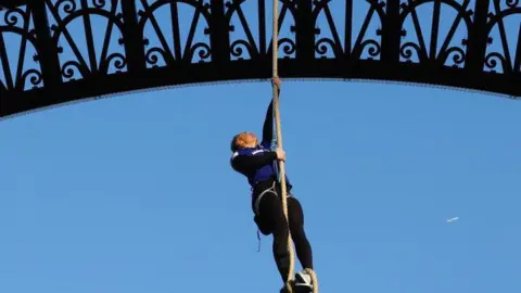 Rope climber in Paris