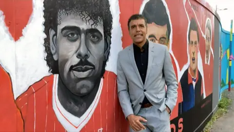 Chris Kamara with the mural