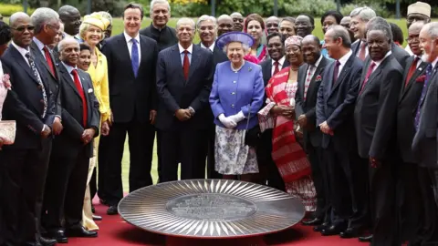 AFP Queen Elizabeth II poses with British Prime Minister David Cameron and heads of government and representatives of Commonwealth nations in London on June 6, 2012