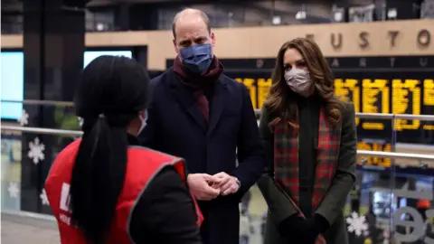 Getty Images William and Kate speaking to London Euston staff on 6 December 2020