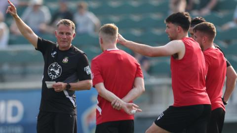 Phil Parkinson (left) with Wrexham players on the club's US tour in 2023