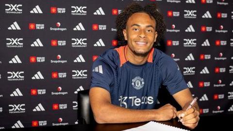 Joshua Zirkzee signing his Manchester United contract