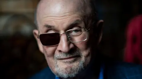 A photo of Salman Rushdie wearing an eye patch after he lost an eye due to a stabbing incident.