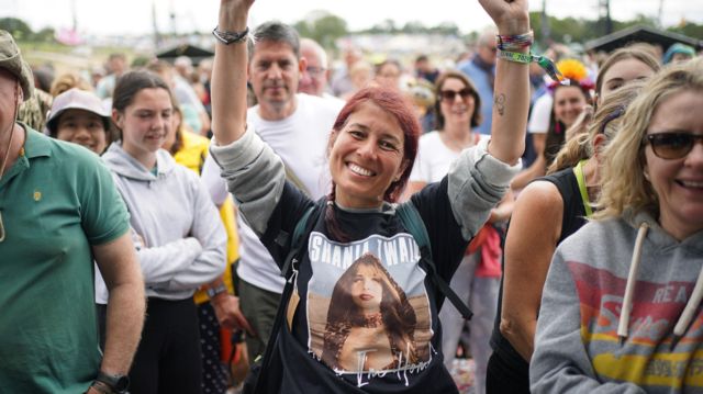 A Shania Twain fan in the crowd at Worthy Farm