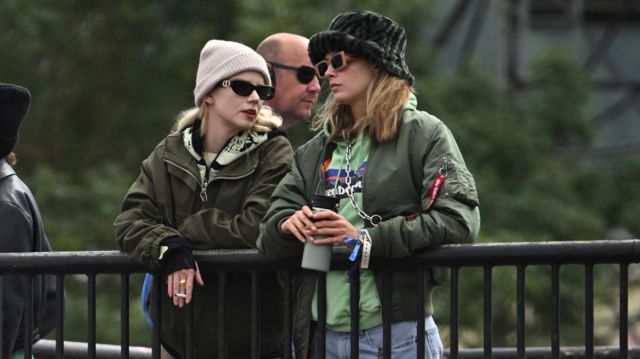 Anya Taylor-Joy and Cara Delevingne watch as Shania Twain performs on the Pyramid Stage