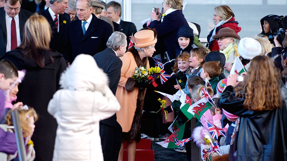 The Queen chatting to schoolchildren at the royal opening of the Senedd in 2016