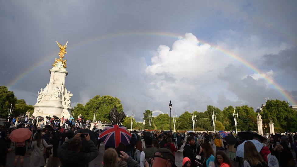 rainbow-over-crowd-at-buckingham-palace.